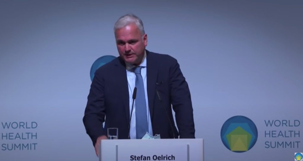 Lyssna på Bayers VD Stefan Oelrich, när han på en hälsokonferens klargör att det som säljs in som vacciner i själva verket är cellulär genterapi. 3 Stefan oelrich, ceo bayer