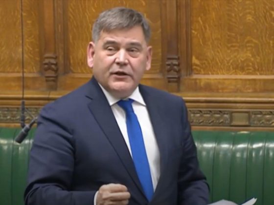 Brittiska parlamentsledamoten Andrew Brigden menar att massvaccineringen mot covid-19 ska stoppas omgående i en debatt i brittiska parlamentet 5 Mp andrew brigden british parliament