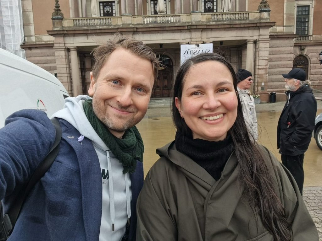 andreas sidkvist och sophia keivanlo arrangorer manifestation for fred och frihet stor