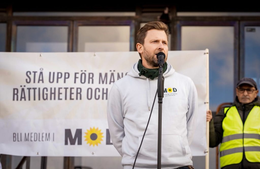 Jag har en dröm och en fredsplan | Andreas Sidkvist, partiledare MoD – Mänskliga rättigheter och Demokrati 6 Andreas Sidkvist håller tal för fred