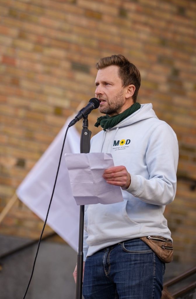 Jag har en dröm och en fredsplan | Andreas Sidkvist, partiledare MoD – Mänskliga rättigheter och Demokrati 4 Andreas Sidkvist håller tal för fred