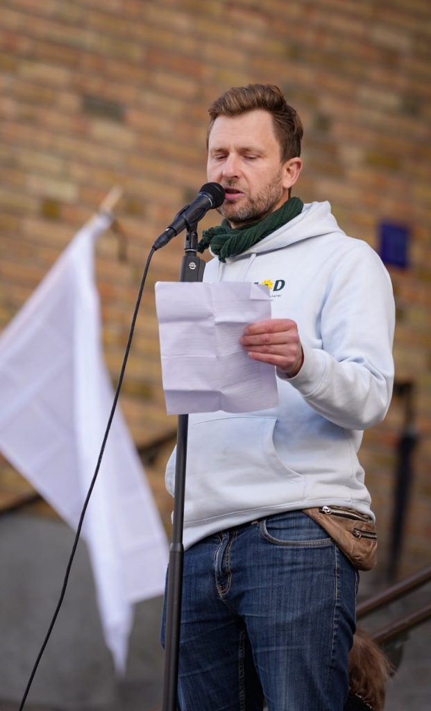Jag har en dröm och en fredsplan | Andreas Sidkvist, partiledare MoD – Mänskliga rättigheter och Demokrati 8 Andreas Sidkvist håller tal för fred