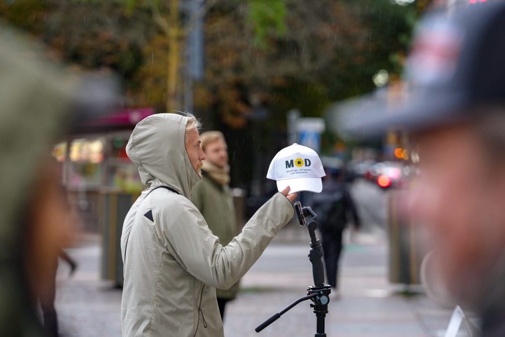 2024 09 28 manifestation for fred medborgarplatsen vitflagg fredsalliansense 80 stor