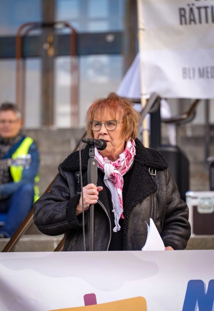 Från fredsaktivist till persona non grata: Agneta Norbergs kamp mot militarisering och kärnvapenhot 4 2024 09 28 manifestation for fred medborgarplatsen vitflagg fredsalliansense 21 stor