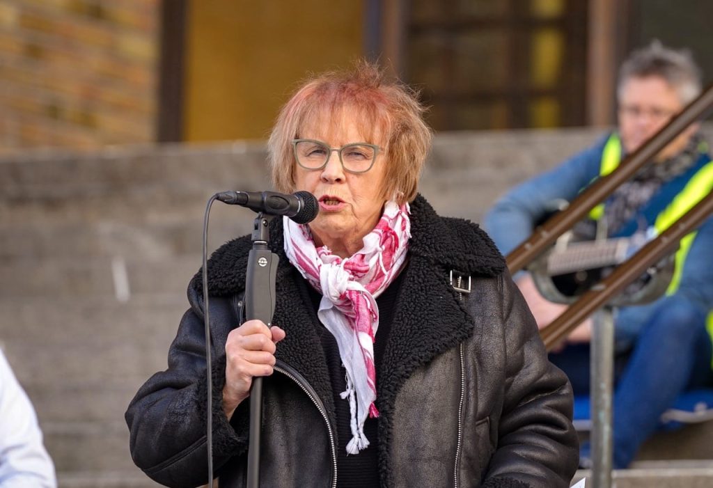 Från fredsaktivist till persona non grata: Agneta Norbergs kamp mot militarisering och kärnvapenhot 5 Agneta Norberg håller tal