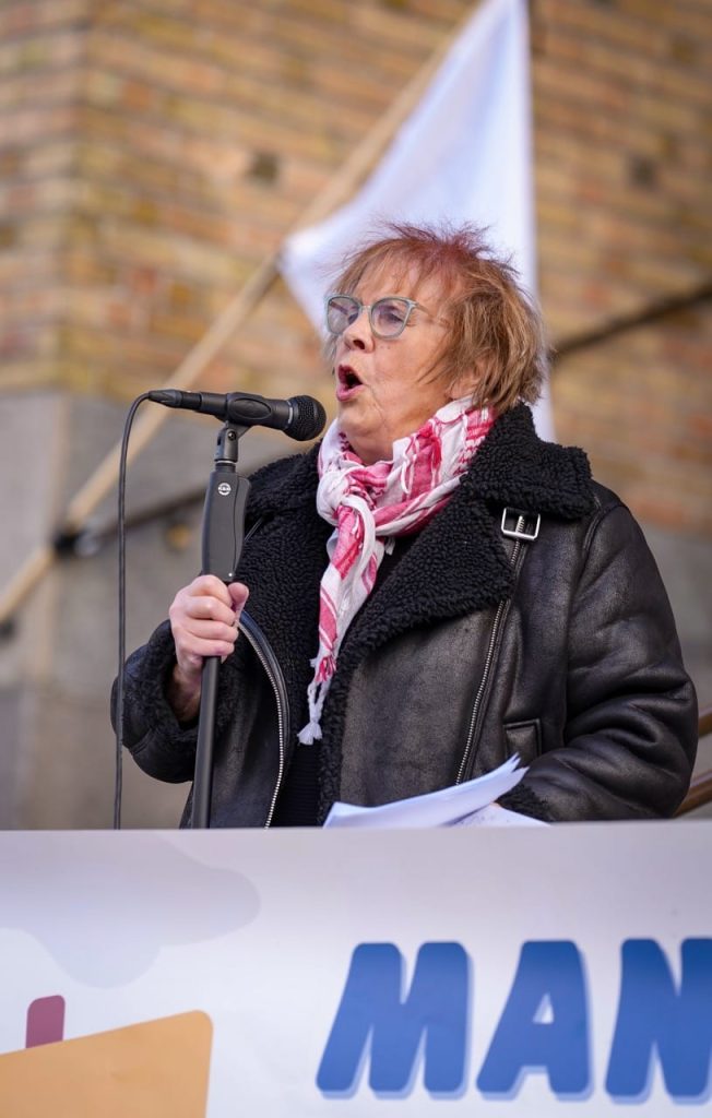Från fredsaktivist till persona non grata: Agneta Norbergs kamp mot militarisering och kärnvapenhot 3 2024 09 28 manifestation for fred medborgarplatsen vitflagg fredsalliansense 27 stor