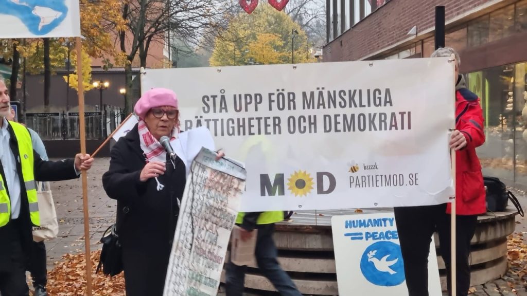 För ett fredligare Sverige – dags att välja MoD! - Andreas Sidkvist tal i Södertälje, 27 okt 2024 10 2024 10 27 manifestation for fred sodertalje 10 stor