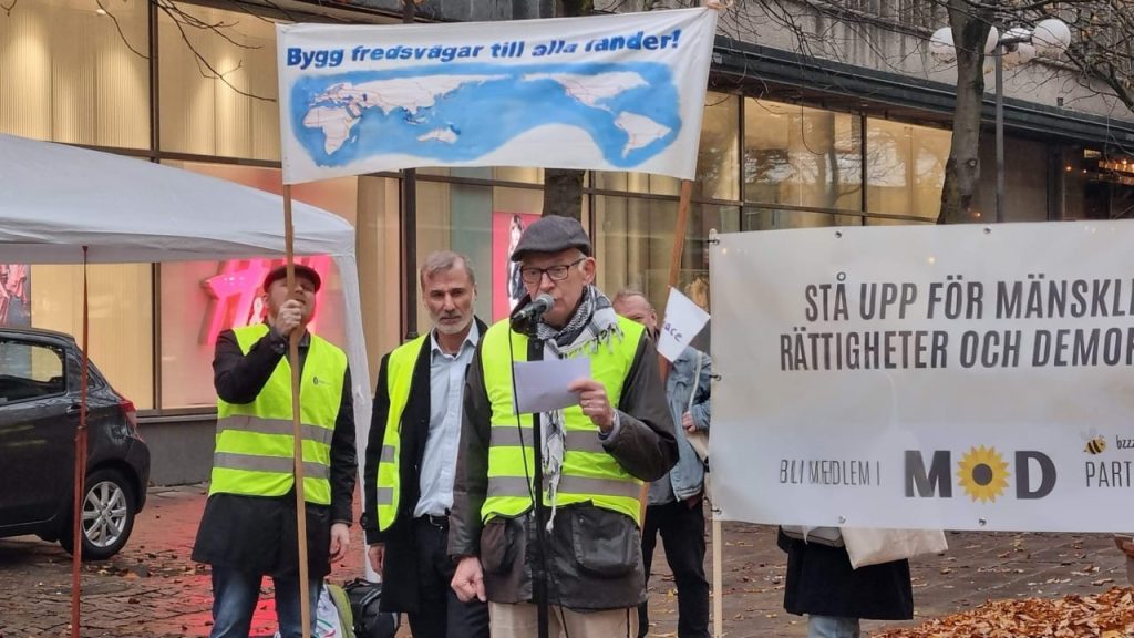 För ett fredligare Sverige – dags att välja MoD! - Andreas Sidkvist tal i Södertälje, 27 okt 2024 6 2024 10 27 manifestation for fred sodertalje 13 stor