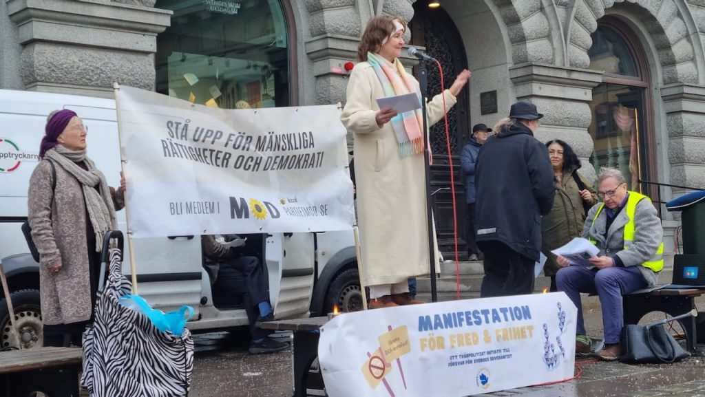 Fred börjar inom oss – skapa inre frid för en bättre värld - Gunilla Wigertz | Talesperson för Enhet, utbildare i Nonviolent Communication (NVC) och styrelsemedlem MoD 3 2025 02 23 fredsmanifestation #5, mynttorget #vitflagg 43