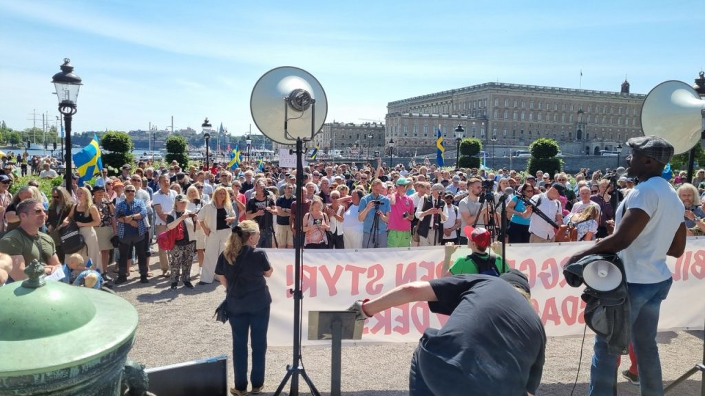 Bilderberg 2025: När världseliten samlas bakom stängda dörrar – och folket samlas utanför 9 2025 06 14 demonstration mot bilderbergmotet 2 stor 1