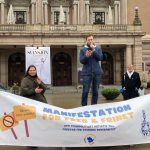 2024 04 14 andreas sidkvist talar på fredsmanifestationen mot dca avtalet, gustaf adolfs torg stockholm