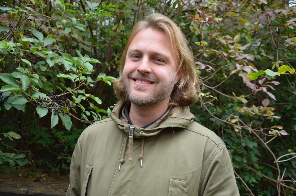Pressmeddelande | Folkbildningsaktivisten Gustaf Rydelius vald till ny partiledare för MoD 3 Gustaf rydelius, bagarmossen 2025 10 07 fotograf andreas sidkvist 28
