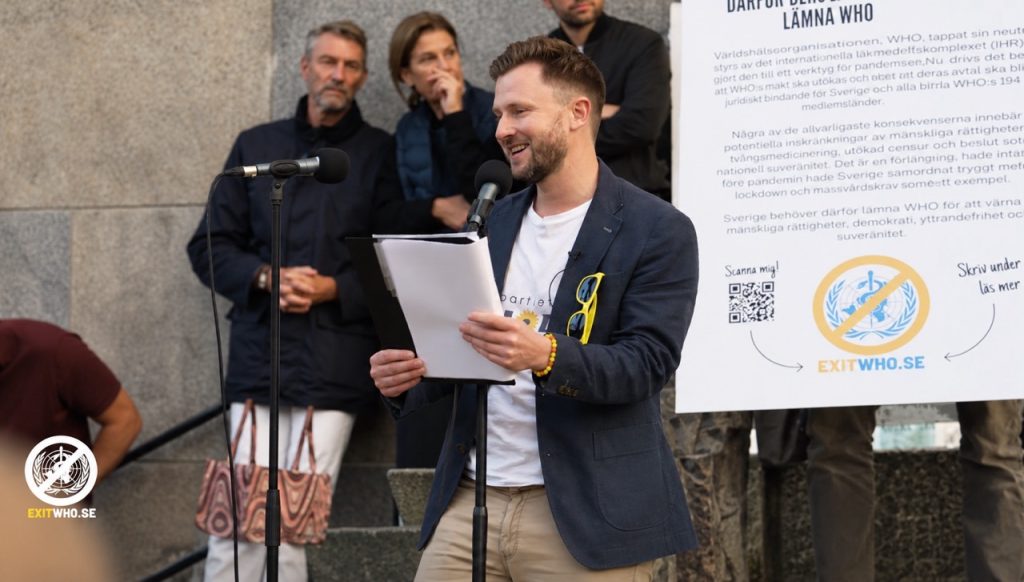 Andreas Sidkvist, talar vid ExitWHO 1 oktober 2023 stor