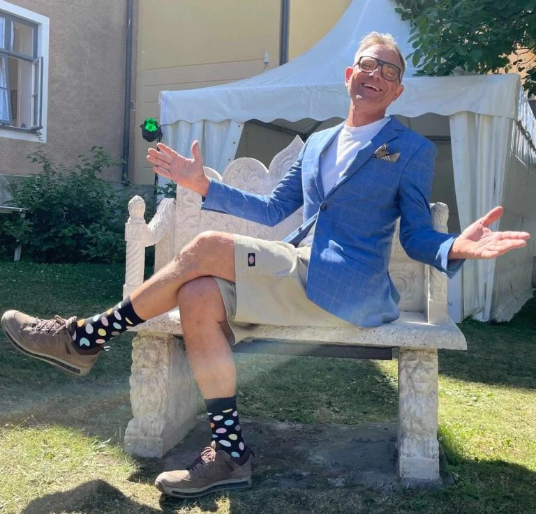 Peter Wahlbeck på en bänk i Almedalen. MoD i Almedalen 5-8 augusti 2022