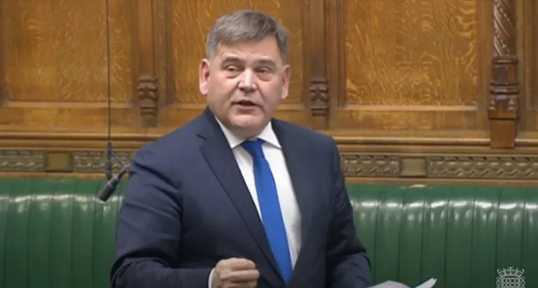 Brittiska parlamentsledamoten Andrew Brigden menar att massvaccineringen mot covid-19 ska stoppas omgående i en debatt i brittiska parlamentet