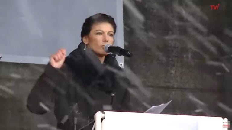 Bejublat fredstal av Sahra Wagenknecht för 50 000 Berlinare | Diplomati istället för vapen till Ukraina