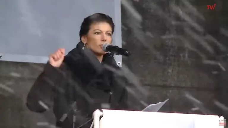 Bejublat fredstal av Sahra Wagenknecht för 50 000 Berlinare | Diplomati istället för vapen till Ukraina