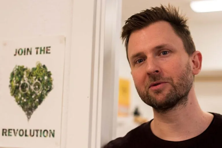 Andreas Sidkvist intervjuas av Svenska Morgonbladet inför demonstrationen den 13 april i Stockholm mot SVT:s partiska rapportering