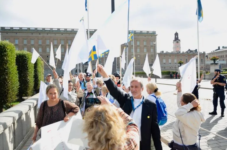 Vita flaggans dag – Framgångsrik manifestation utanför riksdagen, den 28 september samlas vi igen