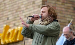 2024 09 28 manifestation for fred medborgarplatsen vitflagg fredsalliansense 93 stor e1772298942424