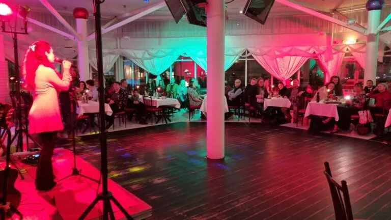 Lyckad julfest med över 70 gäster och ett tiotal uppträdanden när MoD och Knapptryckarna firade tillsammans