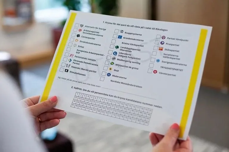 DEBATT | 700 miljoner valsedlar i soptunnan – nu måste systemet ändras