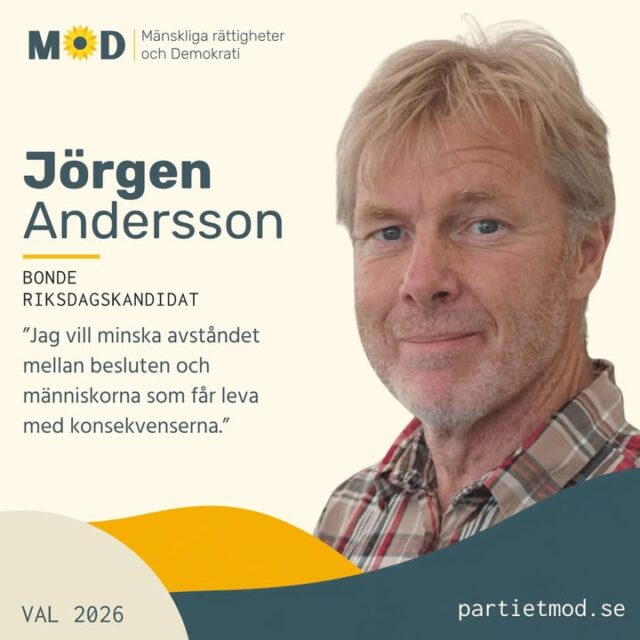 🌻 Möt Jörgen Andersson, riksdagskandidat för MoD 🌾

Jörgen är 62 år, bor i Undersåker och är bonde med rötter i Västmanland. Han har under många år arbetat med hållbarhet i praktiken och är förankrad i både bonderörelsen och folkbildningstraditionen.

Hur skulle samhället förändras om besluten fattades närmare människorna som faktiskt lever med konsekvenserna?
Den frågan har följt Jörgen Andersson sedan 1990-talet.

En röd tråd genom hans engagemang är att minska avståndet mellan beslutsfattandet och dess konsekvenser.

För Jörgen hänger lokal ekonomi, lokal förvaltning och lokal demokrati ihop. När människor får möjlighet att påverka sin närmiljö och ta ansvar för sina egna liv kan också starkare och mer motståndskraftiga lokalsamhällen växa fram.

💬 ”Jag tror på människans förmåga att ta ansvar och vill vara med och bygga ett politiskt parti som tror detsamma.”

Jörgen är också engagerad i den växande rörelsen för regenerativt lantbruk, både i Sverige och internationellt. Där handlar hållbarhet inte bara om att minska skador, utan om att återuppbygga levande jordar, ekosystem och landskap.

För honom hör människans välbefinnande och naturens vitalitet ihop.
Han vill se ett samhälle där fler människor återfår möjligheten att forma sina liv och sina lokalsamhällen, och där politiken inte står i vägen för de relationer och initiativ som växer fram underifrån.

Som Jörgen själv uttrycker det:
”Människor som hittar tillbaka till varandra och till landskapen som håller oss vid liv. Det vill jag se till att inte stå i vägen för.”

Den 13 september kandiderar Jörgen Andersson till Sveriges riksdag för MoD.

👉 Lär känna Jörgen och läs mer om hans engagemang:
partietmod.se/om-mod/partistyrelsen/jorgen-andersson/

💛 Hjälp gärna fler att upptäcka människorna och idéerna bakom MoD. Dela inlägget vidare.

#MoD #Val2026 #JörgenAndersson #LokalDemokrati #RegenerativtLantbruk #Hållbarhet #Folkstyre