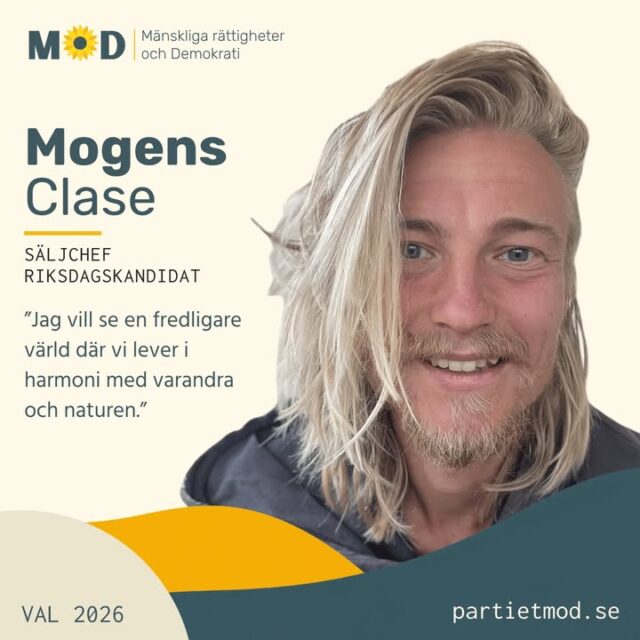 🌻 Möt Mogens Clase, riksdagskandidat för MoD 💛
Hur bygger vi ett samhälle där människors hälsa, relationer och rättigheter får väga tyngre än de system som omger oss?

Det är frågor som engagerar Mogens Clase, 30 år från Vellinge och riksdagskandidat för MoD.

Mogens blev aktiv i MoD hösten 2024, då han gjorde praktik hos partiet. Under praktiken genomförde han intervjuer och tog fram en digital utbildning om mänskliga rättigheter.

Sedan dess har engagemanget vuxit. Mogens beskriver sig själv som en rättvise- och folkhälsoentusiast och har under de senaste åren studerat mänskliga rättigheter, medicin och ekonomi vid Lunds universitet.

För honom hänger frågorna ihop. Hälsa handlar inte bara om sjukvård, utan också om våra livsvillkor, våra relationer och det samhälle vi skapar tillsammans. På samma sätt handlar mänskliga rättigheter inte bara om principer på papper, utan om hur människor faktiskt behandlas när politiska och ekonomiska system fattar beslut som påverkar våra liv.

Mogens vision är en fredligare värld där människor kan leva i större harmoni med varandra, med naturen och med djuren.

Han är också med och skapar MoD-podden Maktens mekanismer tillsammans med partiledaren Gustaf Rydelius, där de undersöker makt, ekonomi och samhällsutveckling ur olika perspektiv.

💬 ”Jag vill se en fredligare värld där människors hälsa, relationer och rättigheter står i centrum.”

Den 13 september kandiderar Mogens Clase till Sveriges riksdag för MoD.

👉 Lär känna Mogens och läs mer om hans engagemang:
https://partietmod.se/om-mod/partistyrelsen/mogens-clase/

💛 Hjälp gärna fler att upptäcka människorna och idéerna bakom MoD. Dela inlägget vidare.
#MoD #Val2026 #MogensClase #MänskligaRättigheter #Folkhälsa #Fred #Hälsa