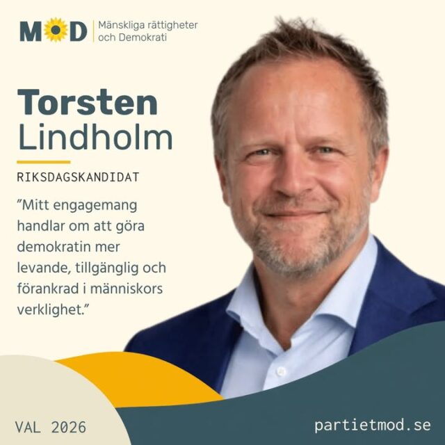 🌻 Möt Torsten Lindholm, riksdagskandidat för MoD

Demokrati handlar inte bara om vad som händer på valdagen. Den måste fungera även under de fyra åren mellan valen.
Det är en viktig utgångspunkt för Torsten Lindholm, som har erfarenhet från både partipolitik och civilsamhälle.
Torsten har tidigare varit förtroendevald och politisk sekreterare för Kristdemokraterna i Nacka. Han startade en lokal FN-förening i Nacka 2007 och har även varit engagerad i Direktdemokraterna.

💬 ”Jag har sett hur beslut påverkar människor i praktiken, och det har gjort mig engagerad i att stärka en demokrati som fungerar i vardagen, inte bara vid val.”
I dag kandiderar Torsten för MoD.

Hans politiska engagemang kretsar särskilt kring mänskliga rättigheter och demokrati, fred, miljö och personlig integritet.

🕊️ Han vill att Sverige lämnar Nato och det militära samarbetet med USA.
🔐 Han vill sätta människors integritet före ökad övervakning.
⚖️ Han vill motverka korruption och lobbyism och se mer välgrundade offentliga upphandlingar.

För Torsten är målet en demokrati där människor får större möjlighet att påverka och där politiska beslut är förankrade i människors vardag.

🗳️ Den 13 september kandiderar Torsten Lindholm till Sveriges riksdag för MoD.
💛 Hjälp gärna fler att lära känna människorna och idéerna bakom MoD. Dela inlägget vidare.

#MoD #Val2026 #TorstenLindholm #Demokrati #MänskligaRättigheter #Fred #PersonligIntegritet #Folkstyre