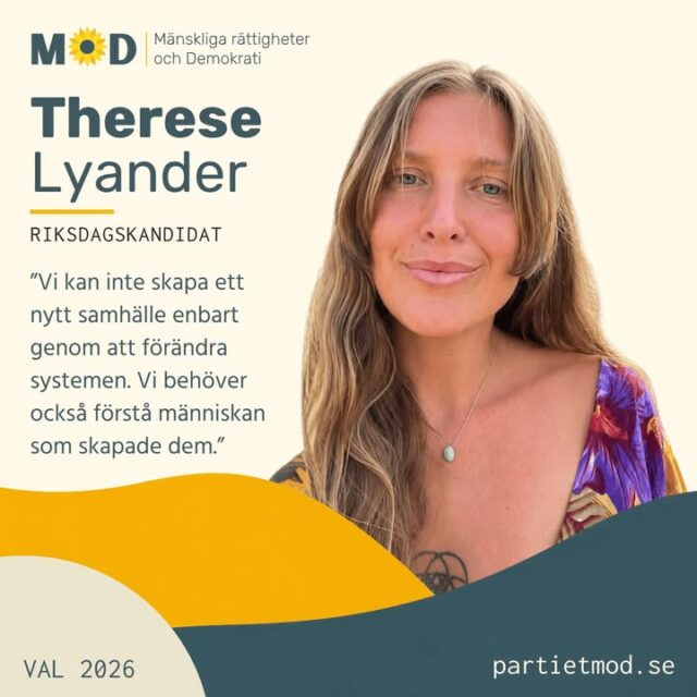 🌻 Möt Therese Lyander, riksdagskandidat för Enhet inom valsamarbetet med MoD

Vad händer om vi börjar se ohälsa, krig och ekologisk förstörelse, inte som helt separata problem, utan som olika uttryck för djupare mönster i våra samhällen?
Den frågan är en viktig utgångspunkt för Therese Lyanders politiska engagemang.

Therese är uppvuxen på Gotland och bor idag i Skåne med sin familj. Hon sitter i Enhets styrelse och arbetar till vardags med affärsutveckling inom cirkulär ekonomi och mode i Europa.

Under många år har hon också fördjupat sig i frågor om hälsa, trauma, personlig utveckling och människans relation till naturen.

❤️ En mer traumainformerad vård
Therese vill att vården ska få större kunskap om hur människors livserfarenheter och trauma kan påverka både psykisk och fysisk hälsa.

Hon vill bland annat se större kunskap om ACE, svåra barndomsupplevelser, bättre tillgång till kvalificerad traumabehandling och långsiktigt stöd till verksamheter som hjälper människor som utsatts för sexuellt våld och komplexa trauman.

🌱 Mat som stärker både människan och jorden
En annan hjärtefråga är regenerativt jordbruk, biologisk mångfald och starkare lokala kretslopp.

För Therese handlar matdebatten mindre om att ställa växtbaserat mot animaliskt och mer om en större fråga:

Hur producerar vi mat på ett sätt som stärker jorden, människan och ekosystemen?
Hon vill se mer varierad lokal odling, utvecklad matkultur kring svenska råvaror och animaliska livsmedel från gårdar med god djurhållning och naturliga förutsättningar.

🕊️ Fred framför militär upprustning
Fred och nedrustning är också centralt i Thereses engagemang. Hon vill att Sverige lägger större kraft på diplomati, konfliktförebyggande arbete och fredsbyggande.
Hon är kritisk till Sveriges medlemskap i Nato och vill på sikt se en mer självständig och fredsfrämjande svensk utrikespolitik.

För Therese finns en röd tråd genom allt detta: relationen mellan människan och de system vi skapar.

Hon tror att vi kan bryta mönster som inte längre tjänar oss och bygga ett samhälle präglat av större ansvar, medvetenhet och samklang, mellan människor och med naturen.

💬 ”Vi kan inte skapa ett nytt samhälle enbart genom att förändra systemen. Vi behöver också förstå människan som skapade dem.”

🗳️ Den 13 september kandiderar Therese Lyander till riksdagen för Enhet på MoDs riksdagslista inom vårt valsamarbete.

💛 Hjälp gärna fler att upptäcka människorna och idéerna bakom valsamarbetet. 
Dela inlägget vidare.

#MoD #Enhet #Val2026 #ThereseLyander #Hälsa #RegenerativtJordbruk #Fred #TraumainformeradVård #BiologiskMångfald