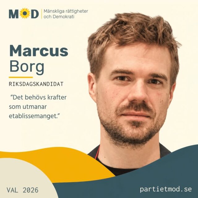 🌻 Möt Marcus Borg, riksdagskandidat för MoD
Marcus Borg har under många år sökt politiska vägar för att stärka människors inflytande och utmana etablerade maktstrukturer.

Han har tidigare varit engagerad i bland annat Miljöpartiet, Piratpartiet och Direktdemokraterna. I dag har han hittat sitt politiska hem i MoD.

💬 ”Det behövs krafter som utmanar etablissemanget.”

För Marcus är demokrati, mänskliga rättigheter och nationellt självbestämmande centrala frågor.
🇸🇪 Han vill att Sverige lämnar EU, Nato och WHO och återtar större möjlighet att självständigt fatta beslut om landets framtid.

🔐 Digitalisering och integritet
Marcus engagerar sig också i frågor om digitalisering, AI och personlig integritet.
När allt större delar av våra liv blir digitala väcks nya frågor om makt, övervakning och vem som kontrollerar informationen. För Marcus behöver teknisk utveckling gå hand i hand med respekt för människors frihet och integritet.

🕊️ Fred och självständighet
Fred och internationella relationer är ytterligare ett viktigt område. Marcus vill se ett Sverige som står friare från internationella maktstrukturer och för en mer självständig politik.
Han engagerar sig även i ekonomi, arbetsmarknad, kultur och medier.

Marcus beskriver medvetenhet och kunskap som viktiga nycklar till politisk förändring. Hans mål är att MoD ska växa till en större organisation och göra ett tydligt avtryck i samhällsdebatten.

Lokalt är Marcus också en av dem som arbetar med att bygga organisation och engagemang kring MoD i Skåne.

🗳️ Den 13 september kandiderar Marcus Borg till Sveriges riksdag för MoD.

💛 Hjälp gärna fler att lära känna människorna och idéerna bakom MoD. 
Dela inlägget vidare.

#MoD #Val2026 #MarcusBorg #Demokrati #Självbestämmande #Integritet #Swexit #Fred