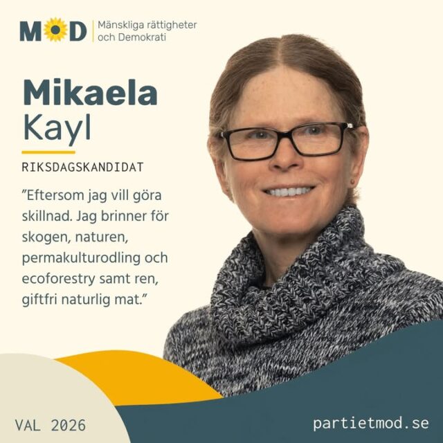 🌻 Möt Mikaela Kayl, riksdagskandidat för MoD

För Mikaela Kayl är kandidaturen för MoD hennes första steg in i partipolitiken.
Drivkraften är enkel: hon vill göra skillnad.
Mikaela brinner särskilt för skogen och naturen, giftfri odling och mat samt människors möjlighet att själva bestämma över sina liv.

🌱 Hon är engagerad i permakulturodling och skogsbruk med ekologiska principer och vill se ett samhälle där vi tar större hänsyn till de naturliga kretsloppen och de resurser vi är beroende av.
🥕 En annan hjärtefråga är tillgången till ren och giftfri mat.
🌲 Mikaela vill också lyfta frågor om skogen och samernas rättigheter som urfolk.
❤️ Inom hälsa engagerar hon sig för friskvård, alternativa behandlingar och individens självbestämmanderätt. Hon vill även se en mer relationell skola med större fokus på människan bakom eleven.

💬 Varför kandiderar hon för MoD?
”Eftersom jag vill göra skillnad. Jag brinner för skogen, naturen, permakulturodling och ecoforestry samt ren, giftfri naturlig mat.”

Även om detta är Mikaelas första politiska kandidatur är hon van vid att uttrycka sig. Hon har tidigare skrivit artiklar och böcker och är bekväm med att möta människor och tala offentligt.
Nu vill hon använda den erfarenheten för att föra in frågor hon tycker får för lite utrymme i politiken.

🗳️ Den 13 september kandiderar Mikaela Kayl till Sveriges riksdag för MoD.

💛 Hjälp gärna fler att lära känna människorna och idéerna bakom MoD. Dela inlägget vidare.

#MoD #Val2026 #MikaelaKayl #Skogen #GiftfriMat #Permakultur #Självbestämmande #Hälsa