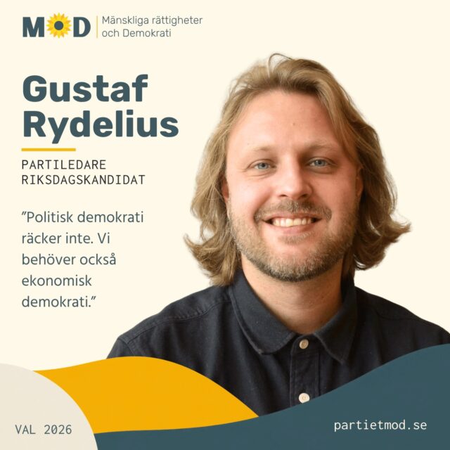 🌻 Möt Gustaf Rydelius, partiledare och riksdagskandidat för MoD 💛

Vad händer med demokratin när allt mer ekonomisk och politisk makt flyttas längre från människorna?

Gustaf är 35 år, kommer från Göteborg och är partiledare för MoD. Sedan tonåren har han fördjupat sig i filosofi, historia, geopolitik och ekonomi och sedan 2015 har han föreläst om historia, ekonomi och samhällsutveckling.

En röd tråd i hans engagemang är vem som egentligen har makten.
Gustaf är kritisk till en globalisering där allt mer makt koncentreras hos överstatliga institutioner och globala ekonomiska intressen. Han vill i stället föra makt och ansvar närmare människor och demokratiskt ansvariga institutioner.

Han lyfter också behovet av ekonomisk demokrati, där människor får större inflytande över de ekonomiska system som formar våra liv.

💬 ”Politisk demokrati räcker inte. Vi behöver också ekonomisk demokrati.”

Den 13 september kandiderar Gustaf Rydelius till Sveriges riksdag för MoD.

💛 Hjälp fler att upptäcka människorna och idéerna bakom MoD. Dela gärna!

#MoD #Val2026 #GustafRydelius #EkonomiskDemokrati #Demokrati #Frihet #Folkstyre