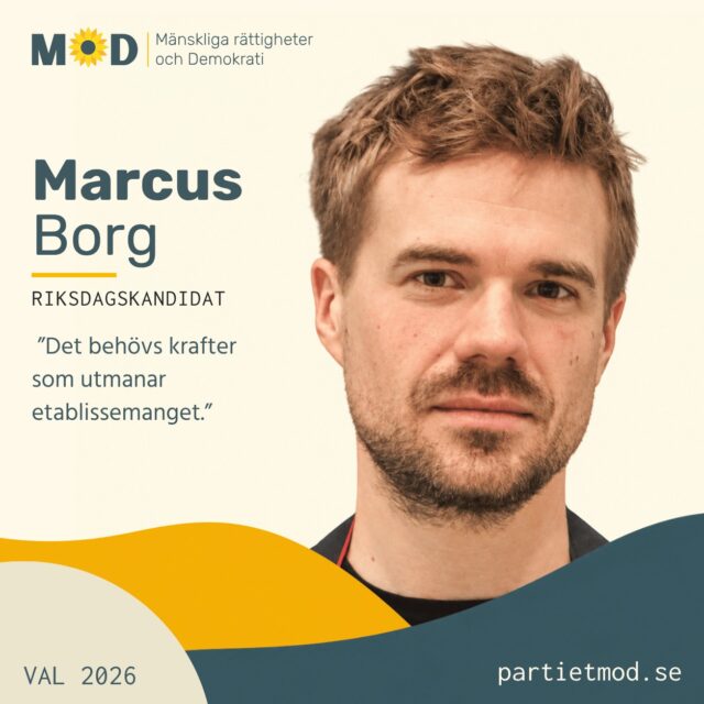 🌻 Möt Marcus Borg, riksdagskandidat för MoD
Marcus Borg har under många år sökt politiska vägar för att stärka människors inflytande och utmana etablerade maktstrukturer.

Han har tidigare varit engagerad i bland annat Miljöpartiet, Piratpartiet och Direktdemokraterna. I dag har han hittat sitt politiska hem i MoD.

💬 ”Det behövs krafter som utmanar etablissemanget.”

För Marcus är demokrati, mänskliga rättigheter och nationellt självbestämmande centrala frågor.
🇸🇪 Han vill att Sverige lämnar EU, Nato och WHO och återtar större möjlighet att självständigt fatta beslut om landets framtid.

🔐 Digitalisering och integritet
Marcus engagerar sig också i frågor om digitalisering, AI och personlig integritet.
När allt större delar av våra liv blir digitala väcks nya frågor om makt, övervakning och vem som kontrollerar informationen. För Marcus behöver teknisk utveckling gå hand i hand med respekt för människors frihet och integritet.

🕊️ Fred och självständighet
Fred och internationella relationer är ytterligare ett viktigt område. Marcus vill se ett Sverige som står friare från internationella maktstrukturer och för en mer självständig politik.
Han engagerar sig även i ekonomi, arbetsmarknad, kultur och medier.

Marcus beskriver medvetenhet och kunskap som viktiga nycklar till politisk förändring. Hans mål är att MoD ska växa till en större organisation och göra ett tydligt avtryck i samhällsdebatten.

Lokalt är Marcus också en av dem som arbetar med att bygga organisation och engagemang kring MoD i Skåne.

🗳️ Den 13 september kandiderar Marcus Borg till Sveriges riksdag för MoD.

💛 Hjälp gärna fler att lära känna människorna och idéerna bakom MoD. 
Dela inlägget vidare.

#MoD #Val2026 #MarcusBorg #Demokrati #Självbestämmande #Integritet #Swexit #Fred