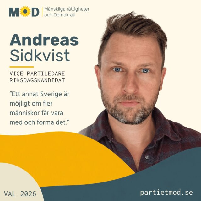 🌻 Möt Andreas Sidkvist, vice partiledare och riksdagskandidat för MoD 💛

Andreas var med och grundade MoD 2021 och ledde partiet under dess första fyra år. I dag är han vice partiledare och kandiderar till Sveriges riksdag.

Vägen in i politiken började dock långt tidigare. Andreas har under många år arbetat med folkrörelser, socialt entreprenörskap, kommunikation och samhällsutveckling. Bland annat var han med och byggde upp den svenska tågsemesterrörelsen, som växte till över 115 000 medlemmar.

Under pandemin växte hans engagemang för demokrati, mänskliga rättigheter och människors frihet, vilket blev en av drivkrafterna bakom bildandet av MoD.
I valet 2026 vill Andreas framför allt vara en röst för fred, frihet, demokrati och mänskliga rättigheter.

💬 ”Sverige behöver fler människor i politiken som vågar ifrågasätta makten och lyfta frågorna andra helst undviker. Men vi måste också kunna mötas och samtala, även när vi tycker helt olika.”

Den 13 september kandiderar Andreas Sidkvist till Sveriges riksdag, och Stockholms region och kommun för MoD.

💛 Hjälp fler att upptäcka människorna och idéerna bakom MoD. 
Dela gärna!

#MoD #Val2026 #AndreasSidkvist #Fred #Frihet #Demokrati #MänskligaRättigheter