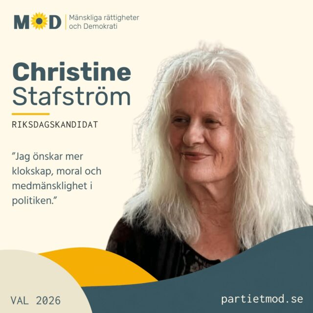 🌻 Möt Christine Stafström, riksdagskandidat för MoD

Efter minst 50 år av politiskt engagemang har Christine Stafström sett svensk politik förändras från insidan.

Hon var med och startade Miljöpartiet 1981, stod på partiets första valsedlar och har genom åren haft flera politiska förtroendeuppdrag. Bland annat har hon varit ledamot i kommunfullmäktige i Trelleborg, ersättare i kommunstyrelsen och samhällsbyggnadsnämnden, gruppledare och styrelseordförande i ett kommunalt bolag. Hon har också varit nämndeman i både tingsrätt och hovrätt.

2021 valde Christine att lämna Miljöpartiet. En viktig anledning var Nato-frågan. Hon upplevde att partiet inte längre följde sitt partiprogram och sina kongressbeslut.
Nu kandiderar hon för MoD.

🕊️ Fred och internationella relationer, migration och asylrätt, integration, diplomati och medier är några av de frågor som engagerar henne särskilt.
Christine har dessutom arbetat som journalist och socionom och har utbildningar inom bland annat konsthantverk, dramapedagogik och odling. Sedan snart 25 år lever hon i en permakultur.

💬 Varför MoD?
”För att göra vad jag kan för fred, folkhälsa, frihet och demokratisk ekonomi.”

Och vad saknar hon i dagens politik?

💬 ”Jag önskar mer klokskap, moral och medmänsklighet i politiken.”

Efter ett halvt sekel av politiskt engagemang har Christine knappast brist på perspektiv. Nu tar hon med sig sina erfarenheter in i MoD.

🗳️ Den 13 september kandiderar Christine Stafström till Sveriges riksdag för MoD.

💛 Hjälp gärna fler att lära känna människorna bakom MoD genom att dela inlägget.

#MoD #Val2026 #ChristineStafström #Fred #Demokrati #Folkstyre