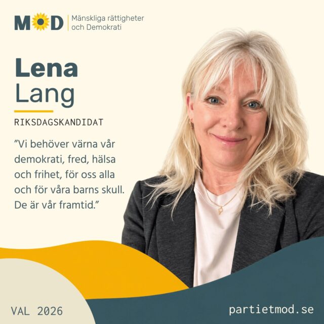 🌻 Möt Lena Lang, riksdagskandidat för MoD

För Lena Lang börjar politiskt engagemang med en enkel tanke: vi har ett ansvar för den värld vi lämnar efter oss till våra barn och barnbarn.

Lena är diplomerad holistisk terapeut. Idag arbetar hon inom Montessori med fritidshemsverksamhet.
Hon är både mormor och farmor, en roll som har gjort frågan om kommande generationers framtid ännu mer konkret.

🌱 Förebyggande hälsa och självbestämmande
Lena brinner för folkhälsa och vill se betydligt större fokus på förebyggande insatser.
Hon intresserar sig särskilt för kost och näring, och komplementära perspektiv på hälsa.
Samtidigt är människans rätt till sin egen kropp central för henne. Lena vill värna principen om informerat samtycke och kroppsligt självbestämmande, där medicinska ingrepp förutsätter individens samtycke.

📚 Barnen och skolan
Genom sitt arbete har Lena mött barn i olika åldrar och sett hur viktig en trygg och utvecklande miljö är.
Maria Montessoris tankar om fred, vördnad för livet och omsorg om vår omgivning ligger nära hennes egen syn på vilket ansvar vuxenvärlden har för nästa generation.

Det är också en viktig anledning till att Lena nu tar steget in i politiken för första gången.
💬 ”Jag vill göra något för att bidra till en bättre värld, istället för att passivt se på.”

För Lena handlar MoD om möjligheten att tillsammans med andra arbeta för demokrati, fred, hälsa och frihet.

Och framför allt om vilka förutsättningar vi lämnar vidare.
💬 ”Vi behöver värna vår demokrati, fred, hälsa och frihet, för oss alla och för våra barns skull. De är vår framtid.”

🗳️ Den 13 september kandiderar Lena Lang till Sveriges riksdag för MoD.

💛 Hjälp gärna fler att lära känna människorna och idéerna bakom MoD. 
Dela inlägget vidare.

#MoD #Val2026 #LenaLang #Folkhälsa #Självbestämmande #Skola #BarnensFramtid #Demokrati