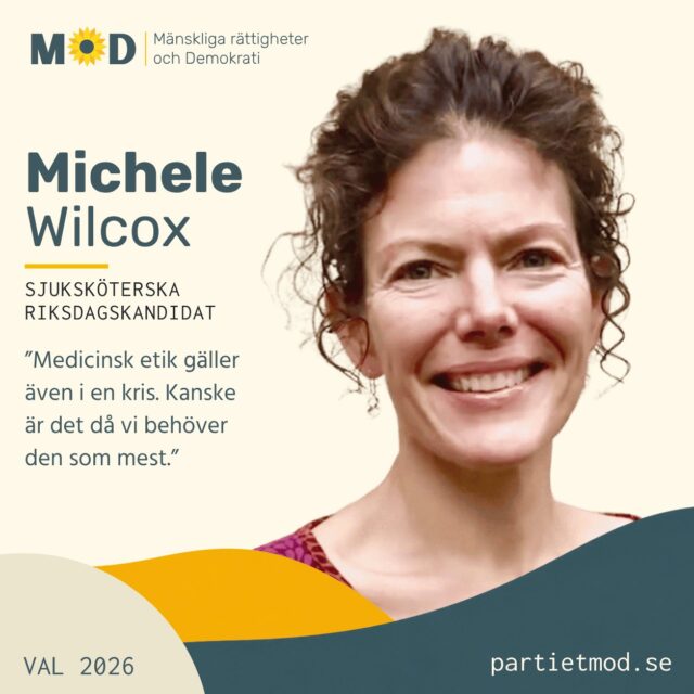 🌻 Möt Michele Wilcox, sjuksköterska och riksdagskandidat för MoD 💛

Vad händer med vården när system och riktlinjer får väga tyngre än den enskilda patienten?

Michele är 59 år, bor i Stockholm och är sjuksköterska med bred erfarenhet från bland annat akutsjukvård, slutenvård, vårdcentral och internmedicin. I dag arbetar hon som sjuksköterska och hälsocoach inom funktionsmedicin och representerar även Sjuksköterskeuppropet.

De senaste åren har hon engagerat sig allt mer i frågor om folkhälsa, medicinsk etik och vårdpersonalens ansvar att våga tänka och ifrågasätta.

För Michele måste vården alltid utgå från den enskilda människan. Hon vill försvara informerat samtycke, medicinsk valfrihet och människans rätt till sin egen kropp, även under hälsokriser.

💬 ”Medicinsk etik gäller även i en kris. Kanske är det då vi behöver den som mest.”

Den 13 september kandiderar Michele Wilcox till Sveriges riksdag för MoD.

💛 Hjälp fler att upptäcka människorna och idéerna bakom MoD. 
Dela gärna!

#MoD #Val2026 #MicheleWilcox #Sjukvård #MedicinskEtik #MedicinskValfrihet #InformeratSamtycke #MänskligaRättigheter